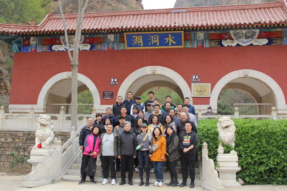 公司工会组织员工开展春游活动