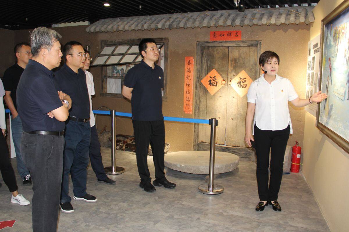 公司组织参观万泉寺村史馆