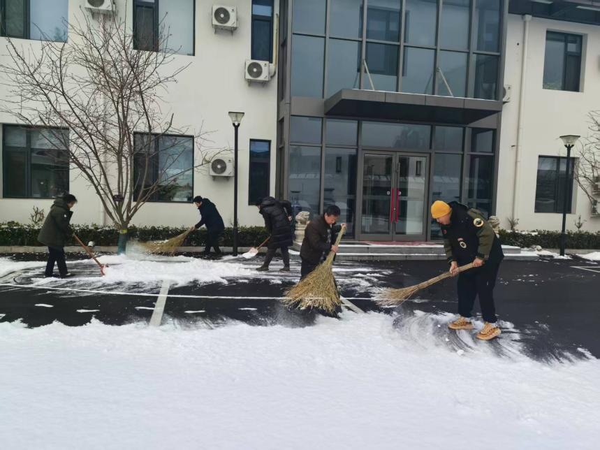闻令而动，暖心除雪！公司积极开展扫雪铲冰活动